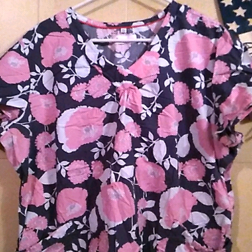 Xxl white cross scrub top